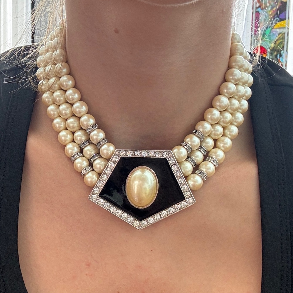 LOT 1608 Yves Saint Laurent pearls necklace - Picture 8 of 9